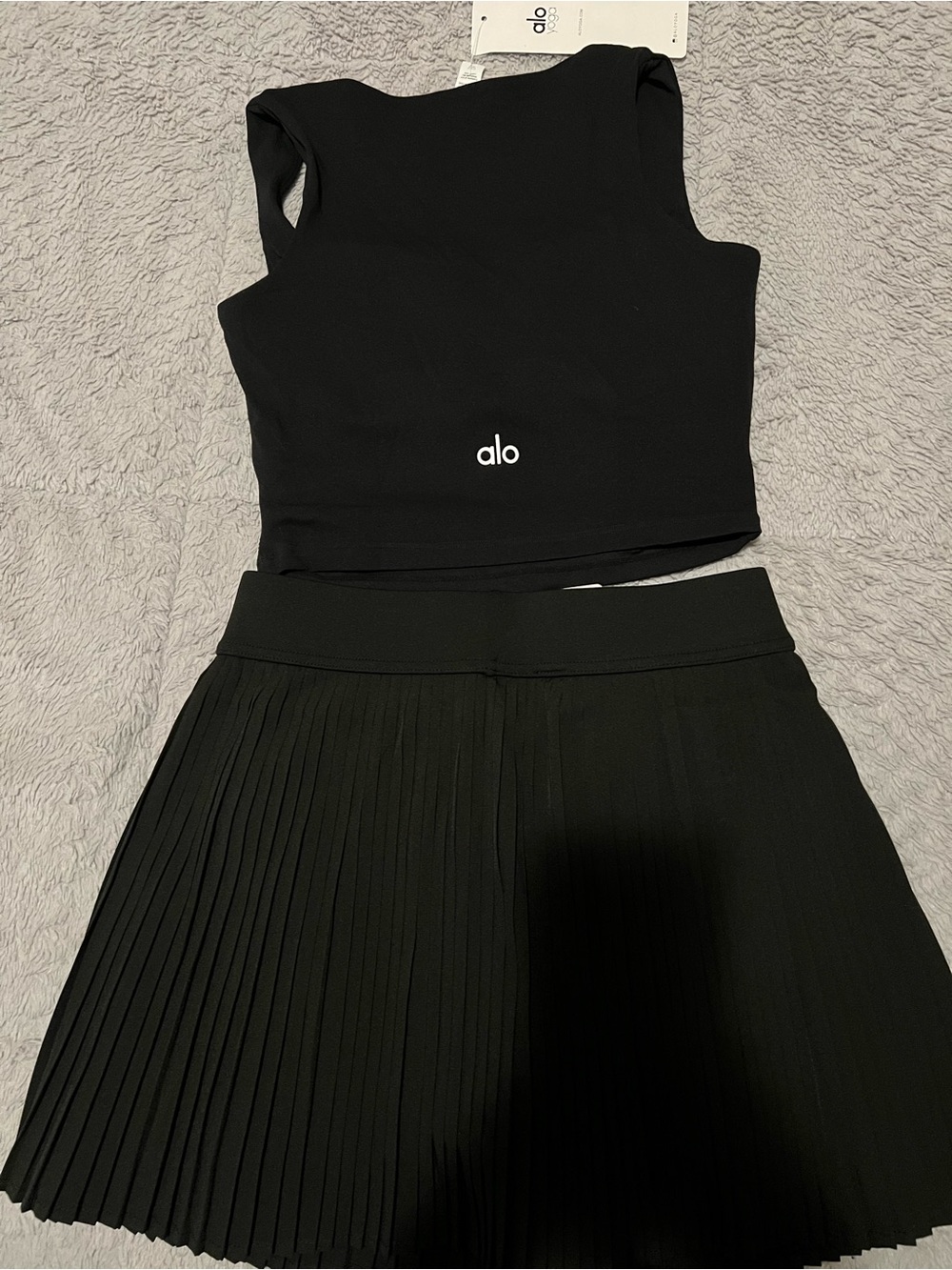 ALO Yoga Black Athletic Crop Tank - Picture 2 of 4